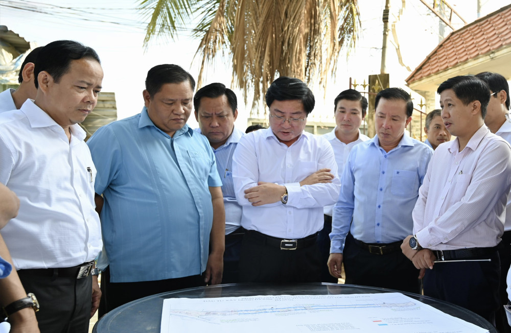 Lãnh đạo tỉnh khảo sát các dự án giao thông được nâng cấp tại xã Bến Lức, Mỹ Yên (ảnh: Lê Hạnh)