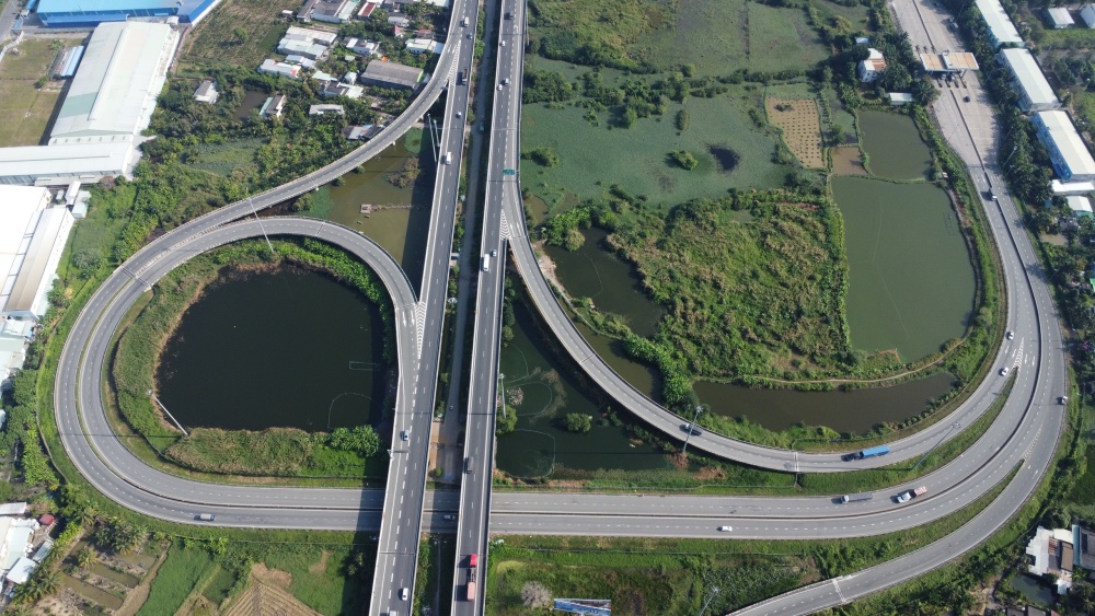 Theo phương án tổ chức giao thông của liên danh nhà đầu tư, trong thời gian thi công mở rộng cao tốc về miền Tây, xe cộ qua lại sẽ được điều chỉnh thay đổi theo từng mốc thời gian - Ảnh: MẬU TRƯỜNG