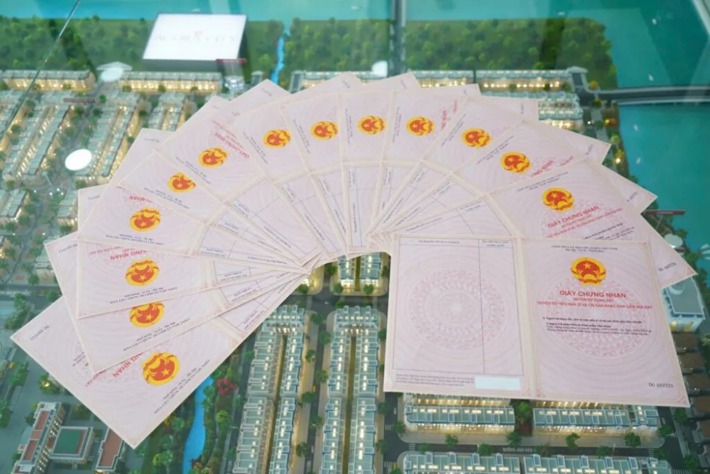 Sổ hồng bảo chứng cho sự uy tín của Chủ đầu tư trong việc phát triển dự án Agora City. (Hình ảnh: Agora City)