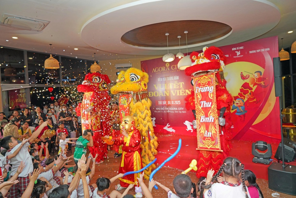 Các em học sinh được được thỏa sức vui chơi tại Đêm Hội Trăng Rằm với nhiều tiết mục đặc sắc. (Hình ảnh: Agora City)