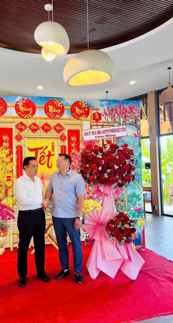 Bí thư Đảng ủy phường - Lê Thanh Đông (bên trái)